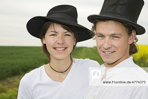 Junges Paar mit Hüten
