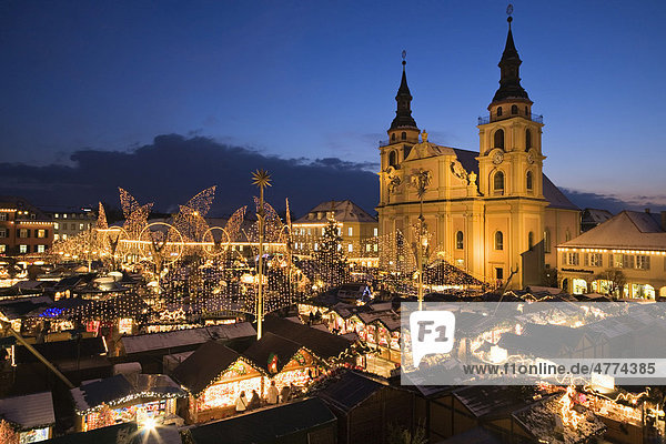 Weihnachtsmarkt auf dem Marktplatz in Ludwigsburg  Baden-Württemberg  Deutschland  Europa