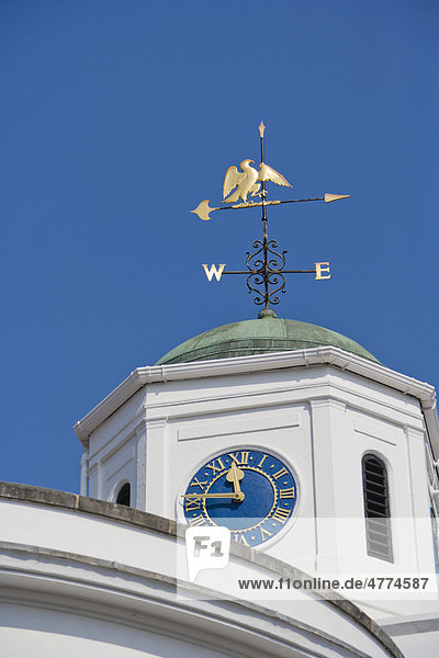 Uhr auf der Barclays Bank  Bridge Street  Stratford-upon-Avon  Warwickshire  England  Großbritannien  Europa