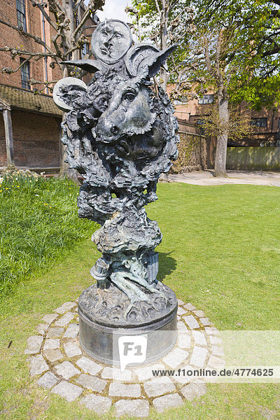 Skulptur im Garten  Great Garden Of New Place  Chapel Lane  Stratford-upon-Avon  Warwickshire  England  Großbritannien  Europa