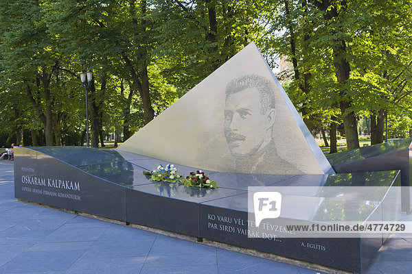 Denkmal für den obersten Befehlshaber der Armee  Oberst Oskars Kalpaks  Esplanade Parkanlage  Riga  Lettland  Nordeuropa
