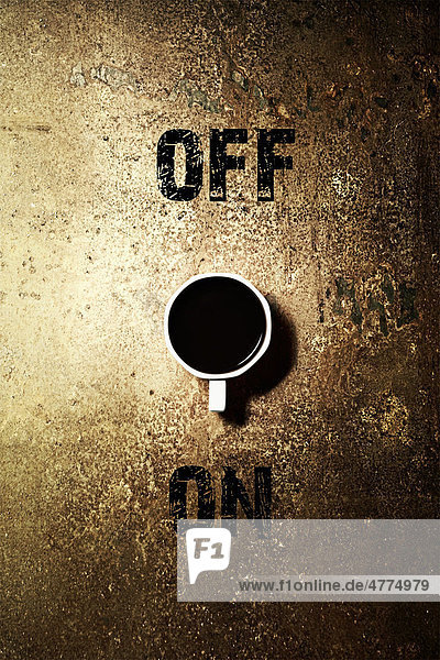 Kaffeetasse als Ein-Aus-Schalter  Aufschrift Off  On  Konzept