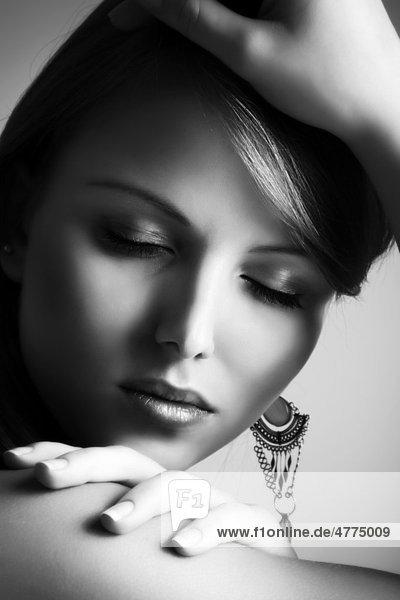 Junge Frau mit geschlossenen Augen  Porträt  schwarz-weiß  Beauty