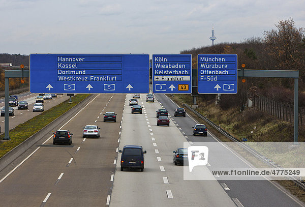 Belebte Autobahn A5 bei Frankfurt  Hessen  Deutschland  Europa