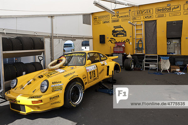 Ein Porsche wird gewartet  Oldtimer-Grand-Prix 2010 auf dem Nürburgring  Rheinland-Pfalz  Deutschland  Europa