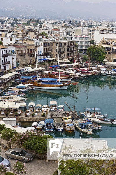 Blick auf den Hafen der Stadt Kyrenia  Nordzypern  Zypern  Türkei  Europa