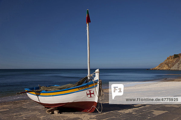 Kleines Fischerboot am Strand  Algarve  Portugal  Europa
