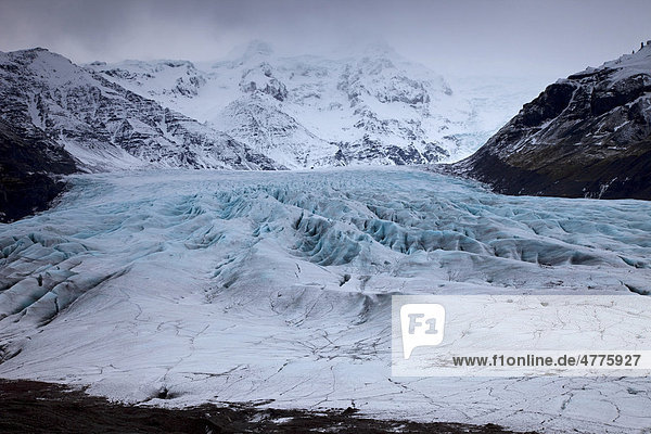 Fließender Gletscher und Berge im Winter  Skaftafellsjökull  Vik  Südisland  Island  Europa