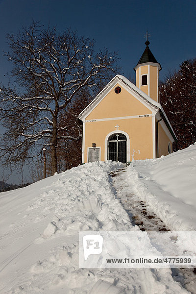 Kapelle mit Weg im Winter  Nitscha  Steiermark  Österreich  Europa