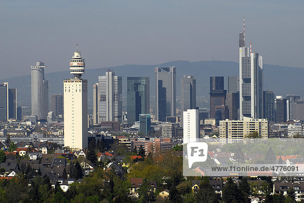 Sicht vom Goetheturm auf den Henninger Turm in Sachsenhausen  Skyline vom Büro- und Bankenviertel  Frankfurt am Main  Hessen  Deutschland  Europa