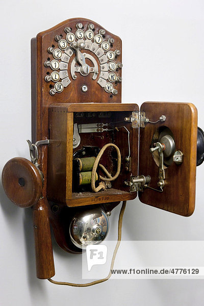 Altes hölzernes Telefon an einer Wand