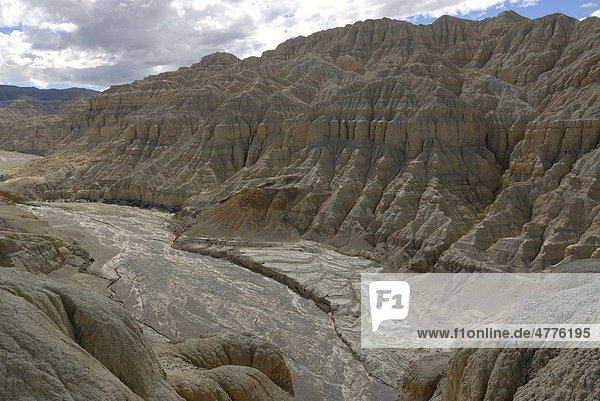 Blick auf den Canyon des Sutley-Flusses im alten Königreich Guge nahe dem Himalaya Hauptkamm von den Ruinen des Königssitzes Tsaparang in Westtibet  Provinz Ngari  Tibet  China  Asien