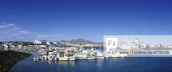 Boote im Hafen  Playa Blanca  Lanzarote  Kanarische Inseln  Spanien  Europa