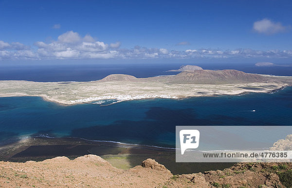 Blick auf Insel La Graciosa vom Mirador del Rio Lanzarote Kanarische Inseln Spanien Europa