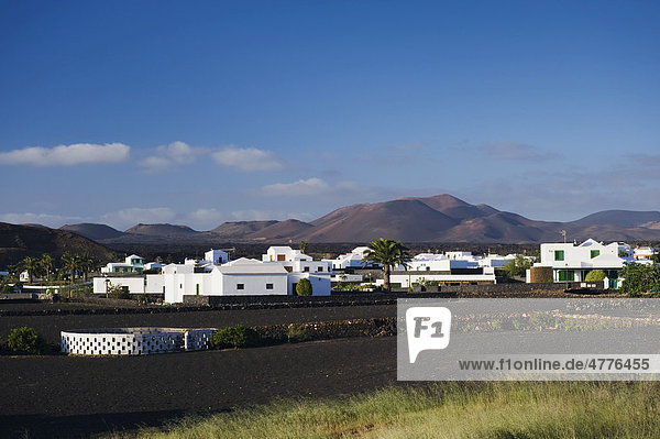 Weißes Dorf in Vulkanlandschaft  Yaiza  Lanzarote  Kanarische Inseln  Spanien  Europa