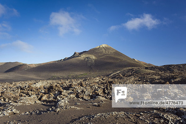 Vulkanlandschaft im Nationalpark Montanas del Fuego de Timanfaya  Lanzarote  Kanarische Inseln  Spanien  Europa