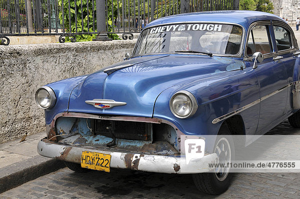 Blauer Oldtimer  Plaza de Armas  Altstadt  Havanna  Kuba  Karibik  Mittelamerika