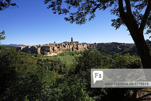 Blick auf den mittelalterlichen Stadtkern von Pitigliano  Tuffstein  erbaut auf Tuffsteinfelsen oberhalb eines grünen Tals  Maremma Landschaft  Toskana  Italien  Europa