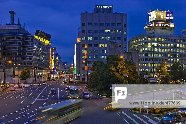 Neonbeleuchtung und Verkehr in der Dämmerung  Bezirk Umeda  Osaka  Japan  Asien