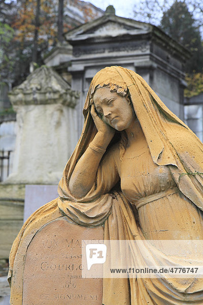 Grabmal  trauernde Frau mit Kopftuch und auf Grabstein gestütztem Arm  Friedhof PËre Lachaise  Paris  Frankreich  Europa