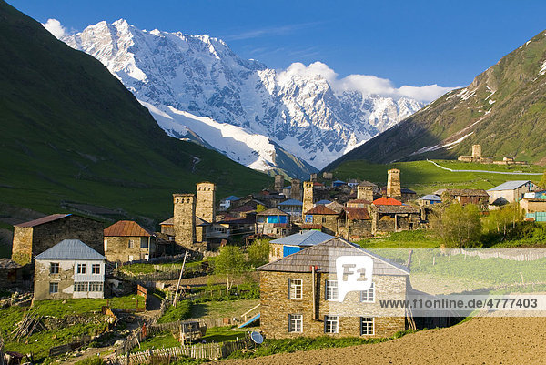 Das Dorf Ushguli  Unesco Weltkulturerbe  vor dem Berg Shkara  Svanetien  Kaukasus  Georgien  Vorderasien