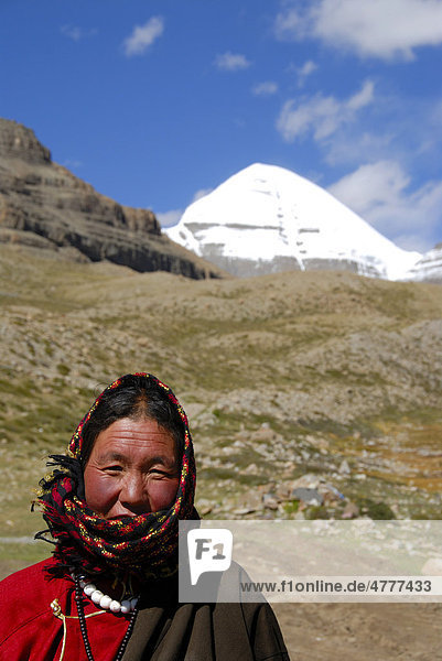 Tibetischer Buddhismus  Tibeterin  Gläubige  Portrait  schneebedeckter heiliger Berg Kailash  Südseite  Selung Gompa  Gang-Tise-Gebirge  Transhimalaya  Himalaja  Himalaya  Autonomes Gebiet Tibet  Volksrepublik China  Asien