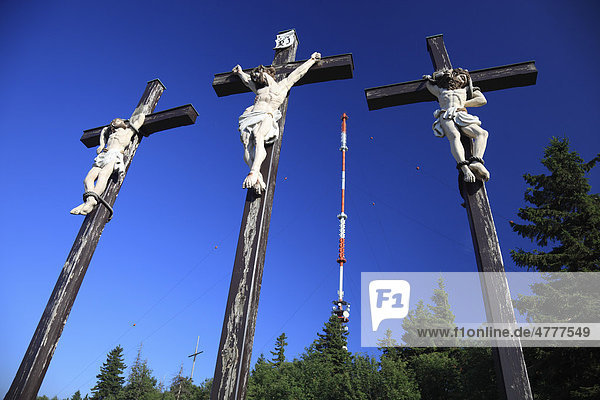 Die drei Golgata-Kreuze auf dem Kreuzberg  dahinter Mast des Sender Kreuzberg  Bischofsheim  Landkreis Rhön-Grabfeld  Unterfranken  Bayern  Deutschland  Europa
