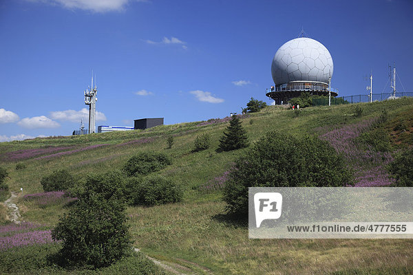 Ehemalige Radarkuppel  Radom  heute Aussichtskanzel und Ausstellungsraum  auf der Wasserkuppe  Rhön  Hessen  Deutschland  Europa
