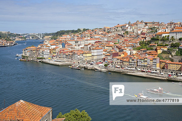 Blick über Portos Altstadt von Vila Nova  Porto  Portugal  Europa