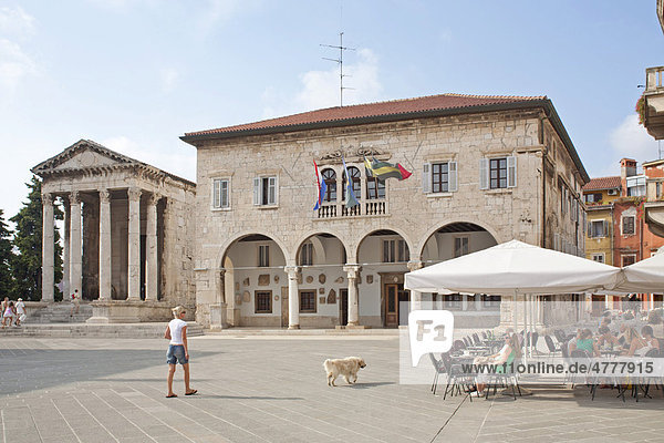 Augustustempel und venezianisches Rathaus  Hauptplatz in Pula  Istrien  Adriaküste  Kroatien  Europa