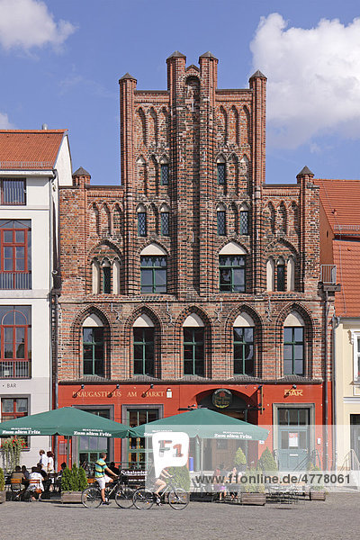 Giebelhaus am Marktplatz  Greifswald  Ostseeküste  Mecklenburg-Vorpommern  Deutschland  Europa