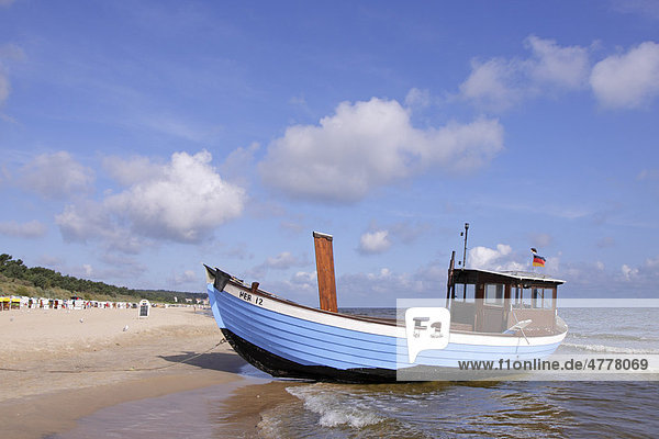 Fischerboot am Strand von Heringsdorf  Insel Usedom  Ostsee  Mecklenburg-Vorpommern  Deutschland  Europa