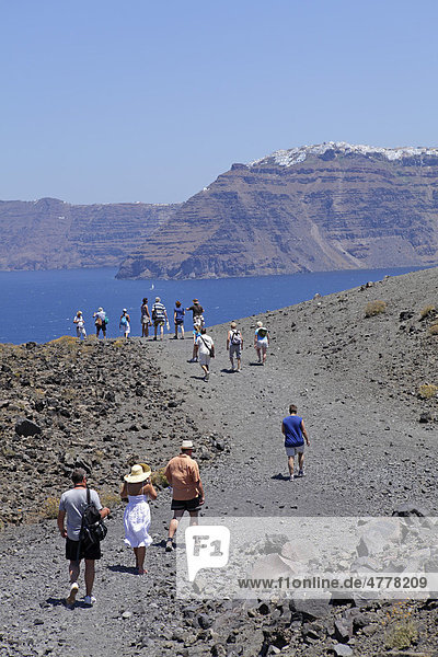 Fußmarsch auf den Vulkan  Nea Kameni  Vulkaninsel  hinten Fira  Santorin  Kykladen  Ägäis  Griechenland  Europa