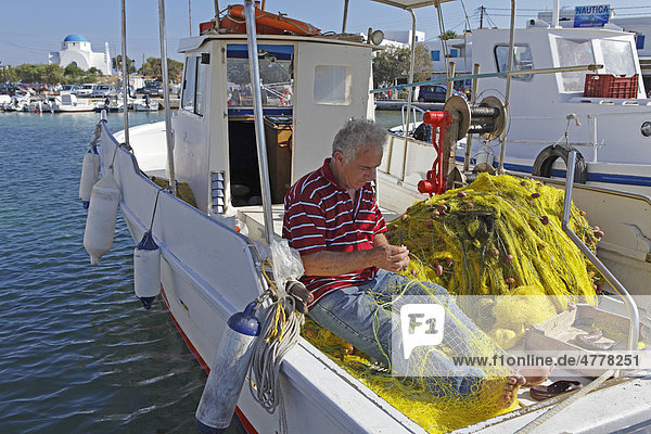 Ein Fischer flickt seine Netze  Antiparos  Kykladen  Ägäis  Griechenland  Europa