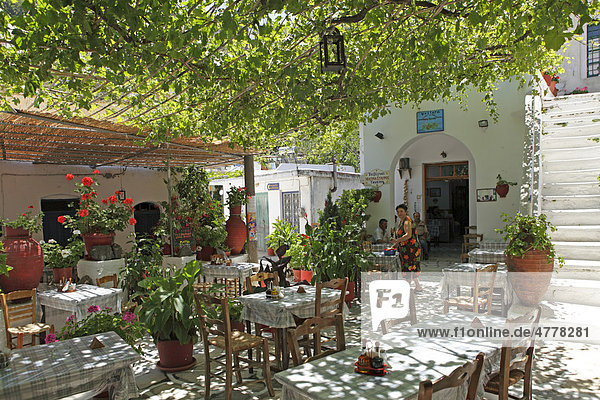 Restaurant im Bergdorf Koronos Insel Naxos Kykladen Ägäis Griechenland Europa
