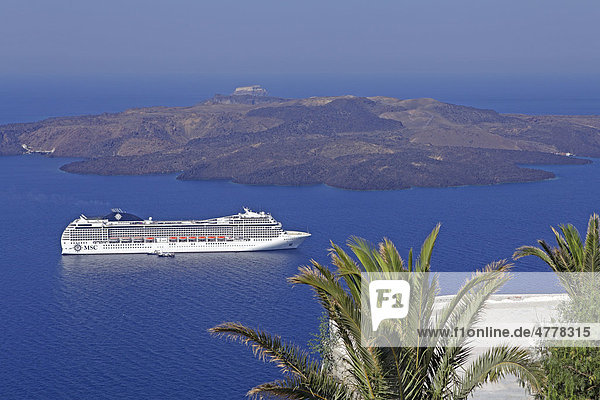 Kreuzfahrtschiff vor Nea Kameni  Fira  Santorin  Kykladen  Ägäis  Griechenland  Europa