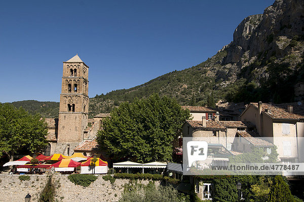 Moustiers-Sainte-Marie mit Glockenturm  Provence  Frankreich  Europa