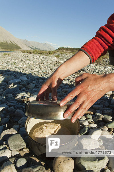 Brotbacken auf einem Lagerfeuer  kleiner Topf mit Deckel  Grill  Camping  Wind River  Yukon Territory  Kanada
