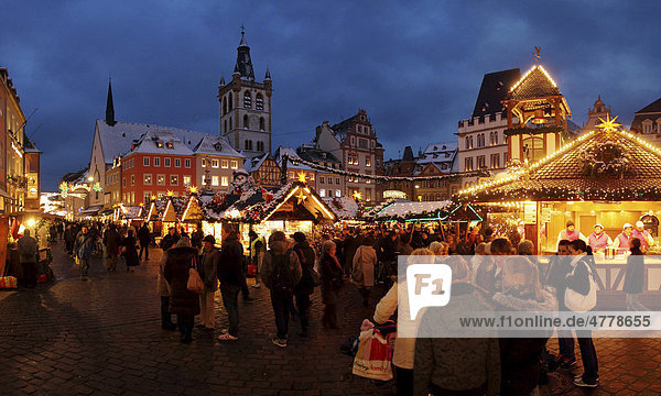 Weihnachtsmarkt auf dem Trierer Hauptmarkt  Trier  Rheinland-Pfalz  Deutschland  Europa