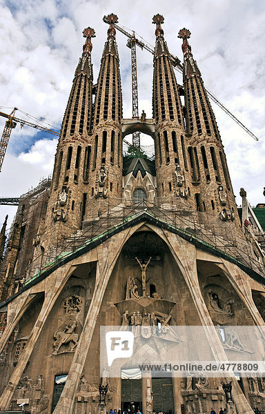 Sagrada Familia  Temple Expiatori de la Sagrada FamÌlia  Sühnekirche der Heiligen Familie  im neo-katalanischen Stil von Antoni GaudÌ entworfen  UNESCO Weltkulturerbe  Barcelona  Katalonien  Spanien  Europa