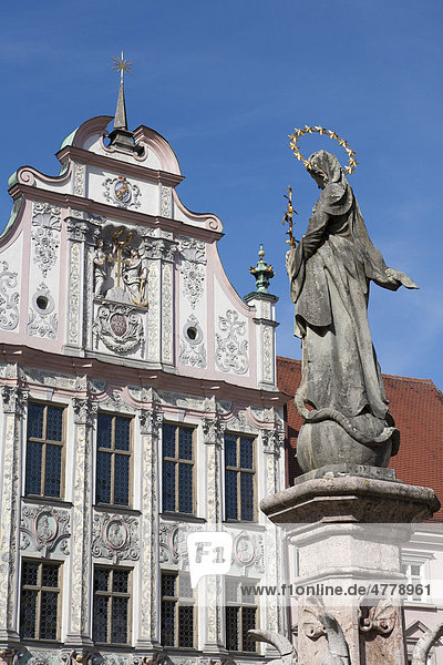 Marienbrunnen vor Rathaus mit Stuckfassade von 1719  Landsberg am Lech  Bayern  Deutschland  Europa