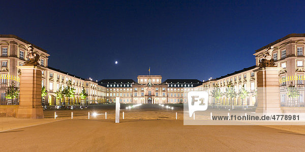 Barockes Schloss Mannheim am Abend  Barockanlage  Mannheim  Baden-Württemberg  Deutschland  Europa