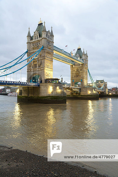Tower Bridge in der Dämmerung  Themse  London  England  Großbritannien  Europa