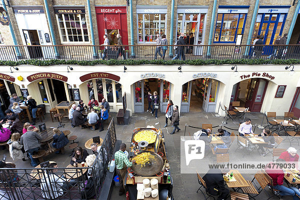 Restaurants und Läden in Covent Garden  ehemalige Markthalle  Menschen  London  England  Großbritannien  Europa