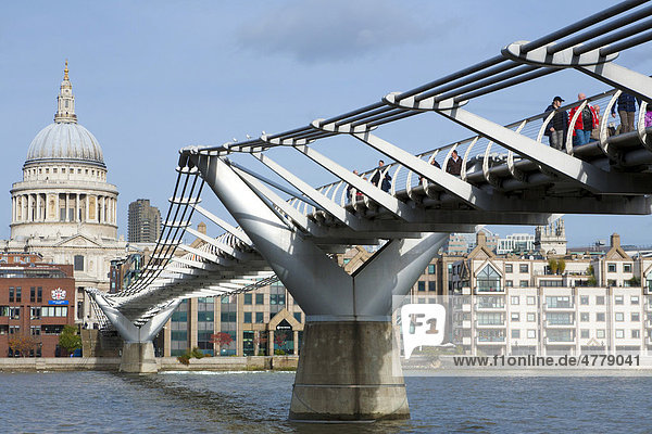 Millenium Bridge über die Themse  Fußgänger  St. Paul's Cathedral  London  England  Großbritannien  Europa