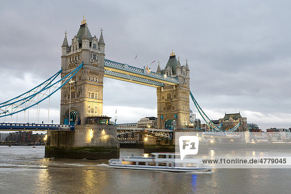 Tower Bridge in der Dämmerung  Ausflugsboot  Themse  London  England  Großbritannien  Europa
