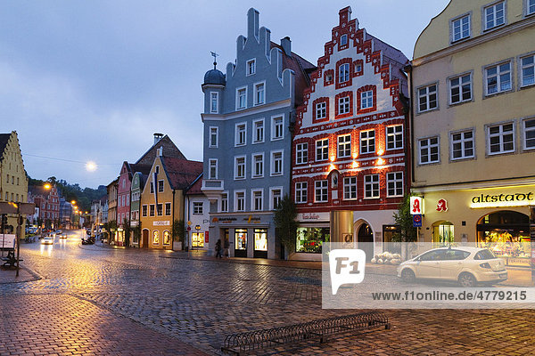 Altstadt von Landshut in der Abenddämmerung  Niederbayern  Bayern  Deutschland  Europa
