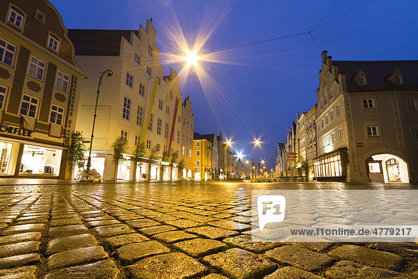 Fußgängerzone der Altstadt von Landshut in der Abenddämmerung  Niederbayern  Bayern  Deutschland  Europa