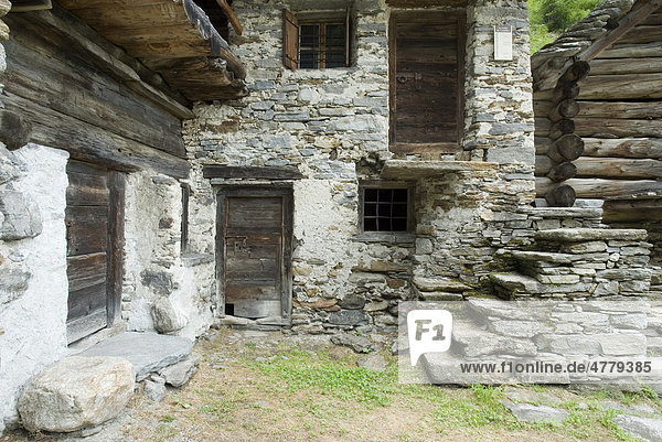 Steinhäuser im Rustico Stil  in Vallemaggia  Tessin  Schweiz  Europa