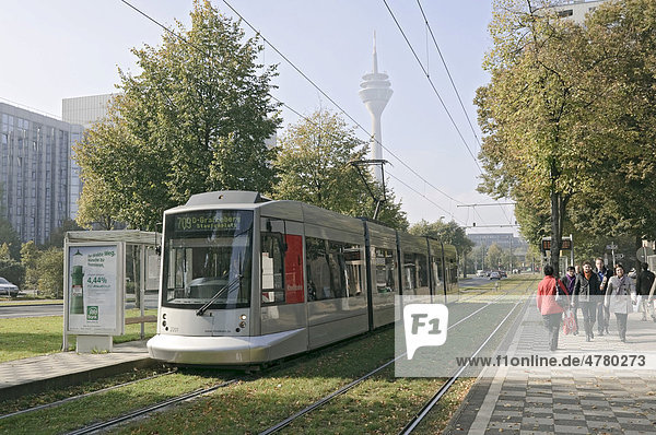 Moderne Straßenbahn bei der Einfahrt in eine Straßenbahnhaltestelle in Düsseldorf  Nordrhein-Westfalen  Deutschland  Europa